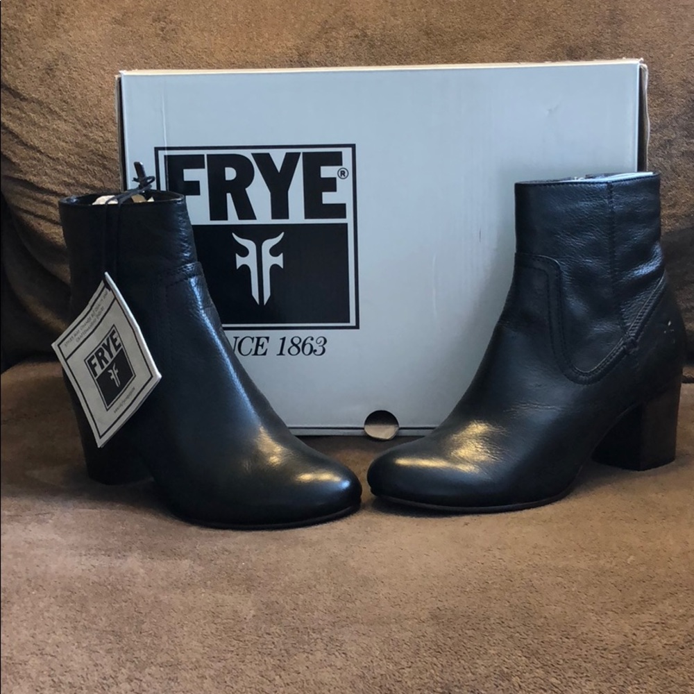NWT- FRYE STELLA ZIP SHORT, black leather, size 8